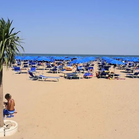 Beautifully Renovated Flat With Shared Pool Apartment *