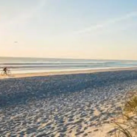 Beautifully Renovated Flat With Shared Pool *