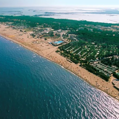 Beautifully Renovated Flat With Shared Pool *