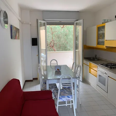 Beautifully Renovated Flat With Shared Pool Apartment *