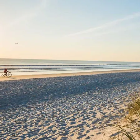 Beautifully Renovated Flat With Shared Pool Apartment