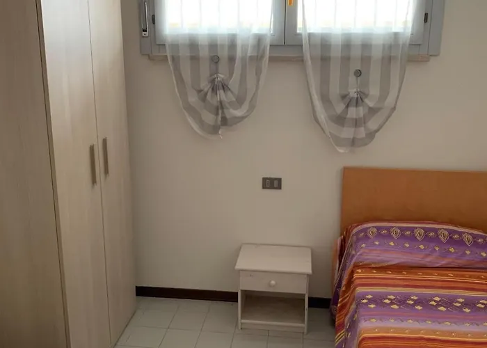 Beautifully Renovated Flat With Shared Pool *