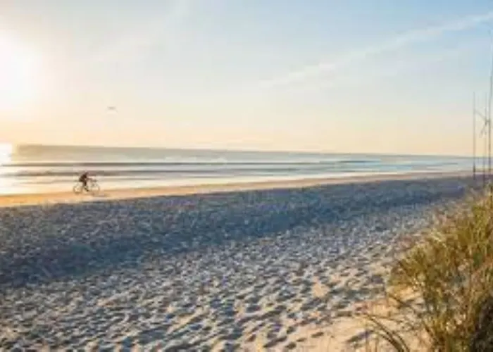 Beautifully Renovated Flat With Shared Pool *