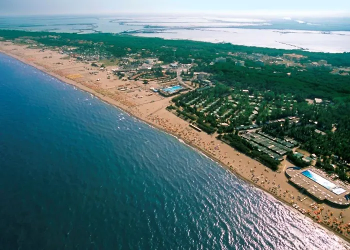 Beautifully Renovated Flat With Shared Pool *