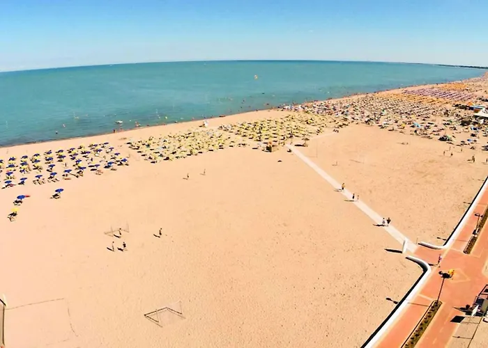 Beautifully Renovated Flat With Shared Pool *